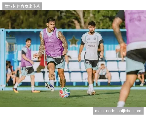 斯卡洛尼需在梅西的体能与双前锋的冲击力之间做出权衡，以应对淘汰赛的高强度对抗
